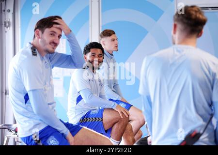 Jay Dasilva (centro) di Coventry City presso il Ryton Training Ground, Coventry. Data foto: Giovedì 28 novembre 2024. Foto Stock