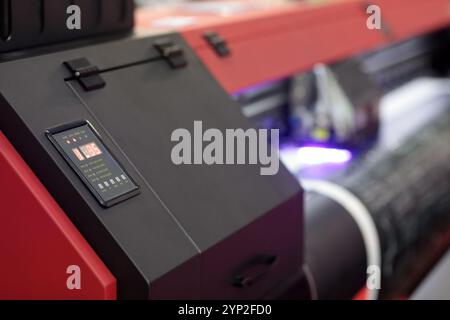 Pannello di controllo della stampante da rotolo a rotolo UV per grandi formati. Messa a fuoco selettiva. Foto Stock