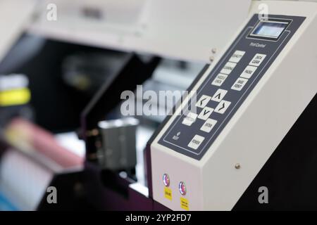 Pannello di controllo della stampante a getto d'inchiostro da rotolo a rotolo per grandi formati. Messa a fuoco selettiva. Foto Stock