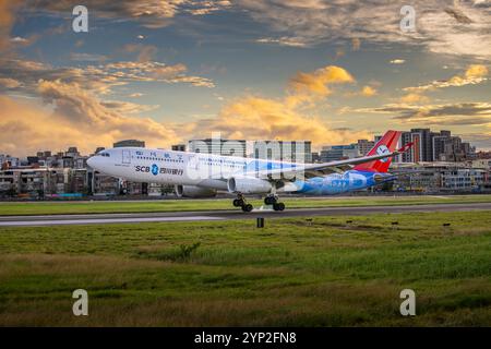 Taipei, Taiwan- 13 novembre 2024: Atterraggio della compagnia aerea Sichuan all'aeroporto Songshan di Taipei Foto Stock