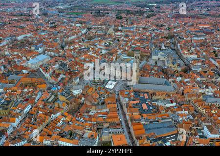 Un'affascinante vista aerea di Bruges, Belgio, con la sua storica Torre Belfry, l'architettura medievale, le strade acciottolate e i vivaci tetti rossi Foto Stock