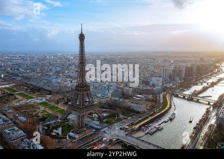 Vista aerea dell'iconica Torre Eiffel durante un'alba dorata, con il tranquillo fiume Senna che attraversa l'affascinante paesaggio urbano di Parigi. Una miscela mozzafiato Foto Stock