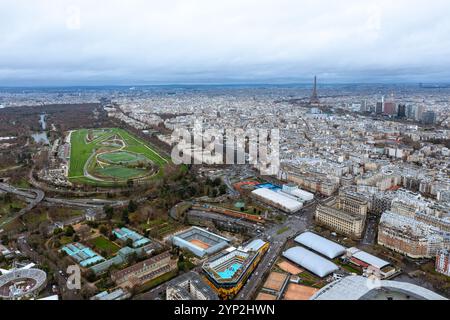 Una vista aerea mozzafiato di Parigi che mette in mostra il verdeggiante Parc des Princes e l'iconica Torre Eiffel all'orizzonte, mescolando lussureggianti spazi verdi Foto Stock