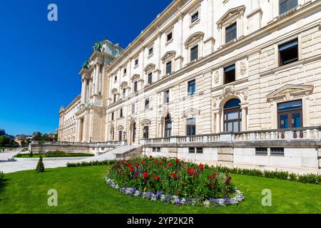 Ingresso posteriore al Palazzo Hofburg, sito patrimonio dell'umanità dell'UNESCO, e al museo Neue Burg, Vienna, Austria, Europa Foto Stock