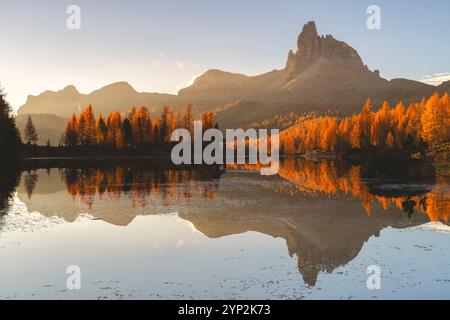 Lago di Federa in autunno, Dolomiti a Cortina d'Ampezzo, provincia di Belluno, regione Veneto, Italia, Europa Foto Stock