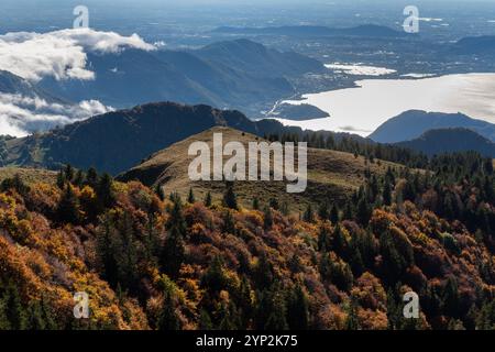Stagione autunnale a Brescia prealpi con vista sul Lago d'Iseo, provincia di Brescia, regione Lombardia, Italia, Europa Foto Stock