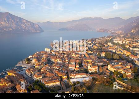 Veduta aerea, villaggio di Iseo, lago di Iseo, al tramonto, provincia di Brescia, regione Lombardia, Italia, Europa Foto Stock
