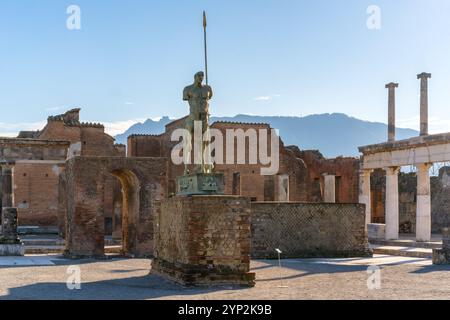 Statua del Centauro a Pompei, sito patrimonio dell'umanità dell'UNESCO, sito archeologico dell'antica città distrutta dall'eruzione vulcanica del Vesuvio, vicino a Napoli, Foto Stock