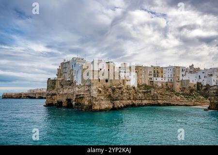 Polignano a Mare storica città costiera con case tradizionali sulle scogliere del mare Adriatico con acque turchesi, Polignano a Mare, Puglia, Italia, Europ Foto Stock