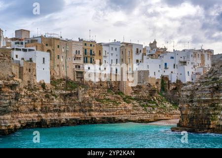 Polignano a Mare storica città costiera con case tradizionali sulle scogliere del mare Adriatico con acque turchesi, Polignano a Mare, Puglia, Italia, Europ Foto Stock