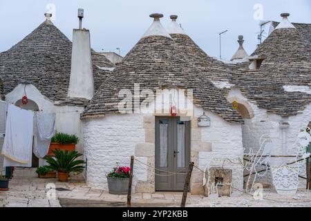 Alberobello, antiche case bianche Trullo e Trulli con soffitti in pietra di forma conica, patrimonio dell'umanità dell'UNESCO, Alberobello, Puglia, Italia Foto Stock