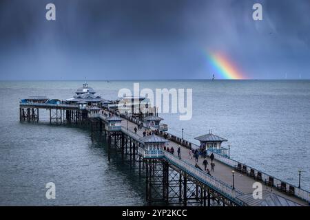 Cieli arcobaleno e lunari sul molo di Llandudno, Llandudno, Conwy County Borough, Galles del Nord, Regno Unito, Europa Foto Stock