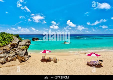 Spiaggia con sabbia rosa e acque turchesi, Bermuda, Atlantico settentrionale Foto Stock