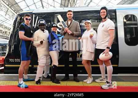 L'EDITORIALE UTILIZZA SOLO la leggenda del cricket inglese, Stuart Broad CBE si unisce alla South Western Railway (SWR) a London Waterloo per celebrare l'uscita della nuova flotta Arterio, nominando uno dei loro treni il Nighthawk. Data foto: Giovedì 28 novembre 2024. La flotta da 1 miliardo di sterline di 90 nuovi treni Arterio fornisce una maggiore capacità e caratteristiche migliorate in tutta la rete suburbana di SWR. La South Western Railway ha anche chiamato Arterios «Jockey», «Red Rose», «Ace» e «Thames Racer» in omaggio alle iconiche località sportive della rete. Il credito fotografico dovrebbe essere: Jas Lehal/PA Media Assignments Foto Stock