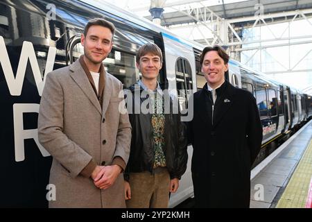 SOLO la leggenda del cricket inglese, Stuart Broad CBE, Francis Bourgeois, trainspotter e personalità dei social media, e Stuart Meek, amministratore delegato ad interim della South Western Railway (SWR) celebrano il lancio della nuova flotta Arterio della South Western Railway a London Waterloo, nominando uno dei loro treni il «Nighthawk». Data foto: Giovedì 28 novembre 2024. La flotta da 1 miliardo di sterline di 90 nuovi treni Arterio fornisce una maggiore capacità e caratteristiche migliorate in tutta la rete suburbana di SWR. Il credito fotografico dovrebbe essere: Jas Lehal/PA Media Assignments Foto Stock