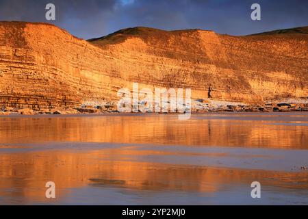 Scogliere calcaree a Dunraven Bay, Southerndown, Bridgend, Galles del Sud, Regno Unito, Europa Foto Stock