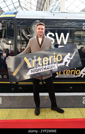 SOLO la leggenda del cricket inglese, Stuart Broad CBE si unisce alla South Western Railway (SWR) a London Waterloo per celebrare il lancio della nuova flotta Arterio, nominando uno dei loro treni «Nighthawk». Data foto: Giovedì 28 novembre 2024. Foto Stock