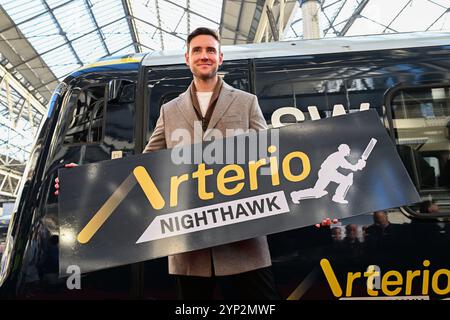 SOLO la leggenda del cricket inglese, Stuart Broad CBE si unisce alla South Western Railway (SWR) a London Waterloo per celebrare il lancio della nuova flotta Arterio, nominando uno dei loro treni «Nighthawk». Data foto: Giovedì 28 novembre 2024. Foto Stock