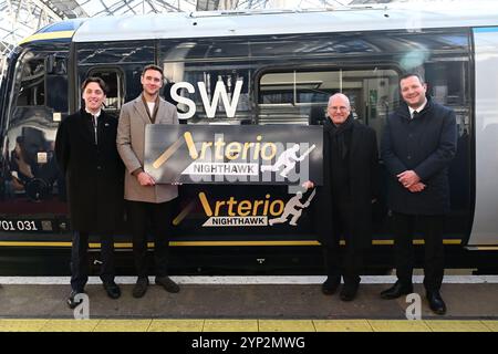 SOLO PER USO EDITORIALE, la leggenda del cricket inglese, Stuart Broad CBE si unisce a Stuart Meek, amministratore delegato ad interim della South Western Railway (SWR), ministro delle ferrovie, Lord Hendy, e Mark Goodall, direttore della rotta del Wessex presso Network Rail, a Londra Waterloo per celebrare il lancio della nuova flotta Arterio, nominando uno dei loro treni il «Nighthawk». Data foto: Giovedì 28 novembre 2024. La flotta da 1 miliardo di sterline di 90 nuovi treni Arterio fornisce una maggiore capacità e caratteristiche migliorate in tutta la rete suburbana di SWR. Il credito fotografico dovrebbe essere: Jas Lehal/PA Media Assignments Foto Stock