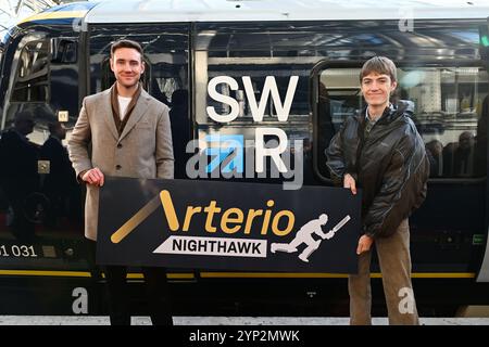 SOLO la leggenda del cricket inglese, Stuart Broad CBE e Francis Bourgeois, trainspotter e personalità dei social media, celebrano il lancio della nuova flotta Arterio della South Western Railway a London Waterloo, nominando uno dei loro treni il «Nighthawk». Data foto: Giovedì 28 novembre 2024. Foto Stock