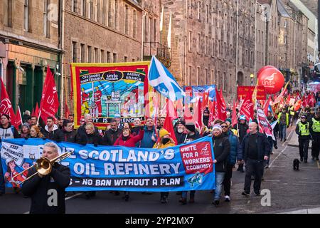 Edimburgo Scozia, Regno Unito 28 novembre 2024. Unite i lavoratori marciano e si radunano al Parlamento scozzese per protestare contro i piani di chiusura della raffineria di Grangemouth. credito sst/alamy notizie in diretta Foto Stock