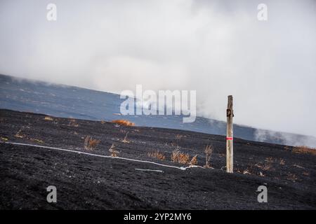 Sentiero escursionistico tra le ceneri del Monte Fuji in una nuvola di nebbia, Honshu, Giappone, Asia Foto Stock