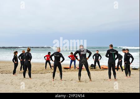 Lezione di surf sulla spiaggia di Zurriola, distretto di Gros, San Sebastian, baia di Biscaglia, provincia di Gipuzkoa, paesi Baschi, Spagna, Europa Foto Stock