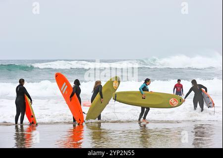 Lezione di surf sulla spiaggia di Zurriola, distretto di Gros, San Sebastian, baia di Biscaglia, provincia di Gipuzkoa, paesi Baschi, Spagna, Europa Foto Stock