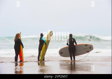 Lezione di surf sulla spiaggia di Zurriola, distretto di Gros, San Sebastian, baia di Biscaglia, provincia di Gipuzkoa, paesi Baschi, Spagna, Europa Foto Stock