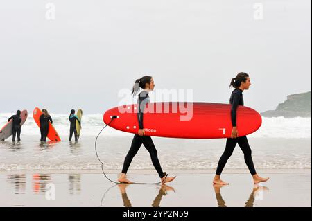 Lezione di surf sulla spiaggia di Zurriola, distretto di Gros, San Sebastian, baia di Biscaglia, provincia di Gipuzkoa, paesi Baschi, Spagna, Europa Foto Stock