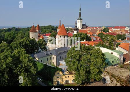 Torri e bastioni della città vecchia, patrimonio dell'umanità dell'UNESCO, visti dalla piattaforma panoramica di Patkuli sulla collina di Toompea, Tallinn, Estonia, Europa Foto Stock