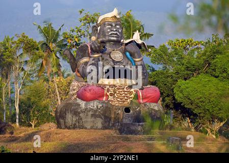 Patung Semar, statua gigante di Semar, personaggio immaginario della cultura giavanese situato alle pendici del vulcano Lawu, isola di Giava, Indonesia Foto Stock