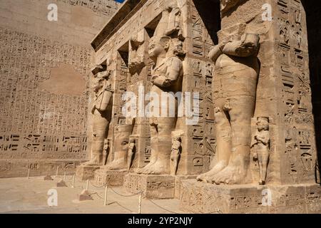 Tempio di Ramses III, Medinat Habu, patrimonio mondiale dell'UNESCO, Tebe, Luxor, Egitto, Nord Africa, Africa Foto Stock