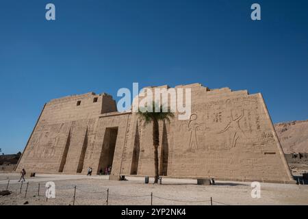 Tempio di Ramses III, Medinat Habu, patrimonio mondiale dell'UNESCO, Tebe, Luxor, Egitto, Nord Africa, Africa Foto Stock