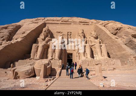 Statue colossali di re Ramsete II, Abu Simbel, patrimonio dell'umanità dell'UNESCO, Egitto, Nord Africa, Africa Foto Stock