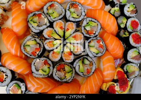 Diversi panini giapponesi e sushi su un piatto, cibo giapponese, Francia, Europa Foto Stock