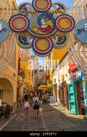Vista dei negozi di via Vittorio Emanuele nel porto di pescatori, Procida, Isole Flegrei, Golfo di Napoli, Campania, Italia meridionale, Italia, Europa Foto Stock