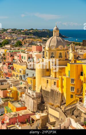 Vista sulla città dalla posizione elevata, Procida, Isole Flegrei, Golfo di Napoli, Campania, Italia meridionale, Italia, Europa Foto Stock