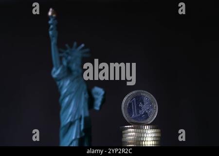 Werden durch den kommenden US Praesident Präsident Donald Trump Strafzoelle Strafzölle auf Deutschland und die EU zukommen Eine 1 Euro Münze Münze steht auf 50 cent Muenzen Münzen. Im Hintergrund eine Miniatur einer Freiheitsstatue. Hartgeld AM 28.11.2024 a Siegen/Deutschland. *** Il prossimo presidente degli Stati Uniti Donald Trump imporrà tariffe punitive alla Germania e all'UE Una moneta da 1 euro si erge su monete da 50 centesimi sullo sfondo una miniatura di una Statua della libertà hard money su 28 11 2024 a Siegen Germania Foto Stock