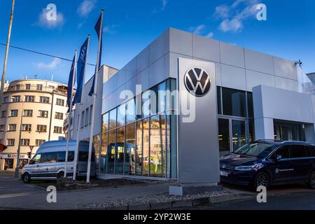 Nuovo logo Volkswagen sull'edificio della concessionaria il 28 novembre 2024 a Praga, Repubblica Ceca. Foto Stock