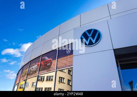 Nuovo logo Volkswagen sull'edificio della concessionaria il 28 novembre 2024 a Praga, Repubblica Ceca. Foto Stock