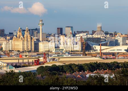 Una splendida vista dell'iconico skyline di Liverpool durante l'ora d'oro. L'immagine cattura i famosi monumenti della città, tra cui il Liver Building, St. Jo Foto Stock