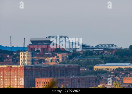 Una vista dettagliata dell'Anfield Stadium, sede del Liverpool FC, che si erge in modo prominente nel paesaggio urbano di Liverpool. Questa foto evidenzia il modello Foto Stock