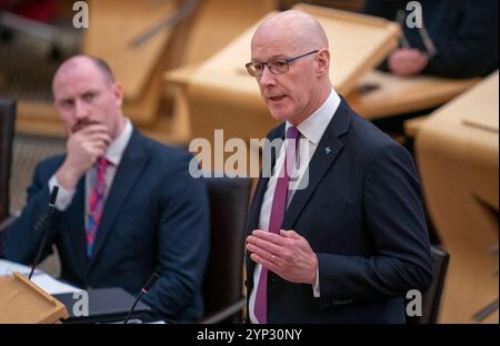 Il primo ministro della Scozia John Swinney durante le interrogazioni del primo ministro al Parlamento scozzese a Holyrood, Edimburgo. Data foto: Giovedì 28 novembre 2024. Foto Stock