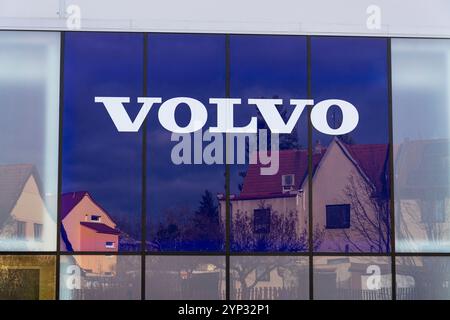 Il logo dell'azienda svedese Volvo CARS è di proprietà di Chinese Geely Holding nell'edificio della concessionaria il 28 novembre 2024 a Praga, Repubblica Ceca. Foto Stock