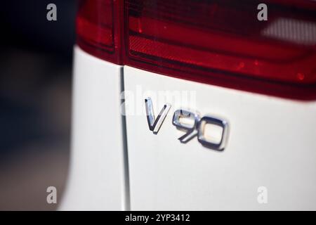 Minsk, Bielorussia - 18 settembre 2024: Dettagli di un'auto Volvo V90 scandinava di lusso. Luce di posizione posteriore in metallo bianco con logo V90 Foto Stock