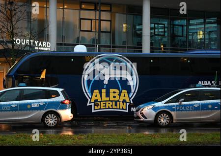 Berlino, Germania. 28 novembre 2024. Pallacanestro: Eurolega, Alba Berlin - Maccabi Tel Aviv, Main round, giorno 12 a Berlino. Le auto della polizia parcheggiavano vicino all'autobus della squadra Alba Berlin prima della partita. La partita di pallacanestro del Maccabi Tel Aviv a Berlino è sotto speciale protezione della polizia a causa dei timori di proteste antiisraeliane e antisemite. Crediti: Philip Dulian/dpa/Alamy Live News Foto Stock