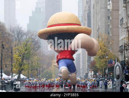 New York, Stati Uniti. 28 novembre 2024. La mongolfiera Monkey D. Luffy si dirige verso Central Park West sotto la pioggia durante la 98a parata del giorno del Ringraziamento di Macy's a New York City giovedì 28 novembre 2024. Foto di John Angelillo/UPI credito: UPI/Alamy Live News Foto Stock