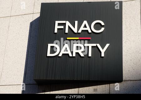 Ivry Sur Seine, Francia. 28 novembre 2024. Diverse dozzine di attivisti della CGT hanno manifestato al di fuori della sede del gruppo Fnac-Darty, a Ivry-Sur-Seine, in Francia, il 28 novembre 2024. Gli attivisti chiedevano salari e condizioni di lavoro migliori. Foto di Pierrick Villette/ABACAPRESS. COM credito: Abaca Press/Alamy Live News Foto Stock