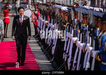 Bangkok, Bangkok, Thailandia. 28 novembre 2024. 28 novembre 2024, Bangkok, Thailandia, il primo ministro di Singapore, Lawrence Wong, ispeziona la guardia d'onore durante una cerimonia di benvenuto presso la sede del governo di Bangkok. Il primo ministro di Singapore Lawrence Wong è in visita ufficiale in Thailandia per rafforzare i legami tra le due nazioni. (Immagine di credito: © Wissarut Weerasopon/ZUMA Press Wire) SOLO PER USO EDITORIALE! Non per USO commerciale! Foto Stock